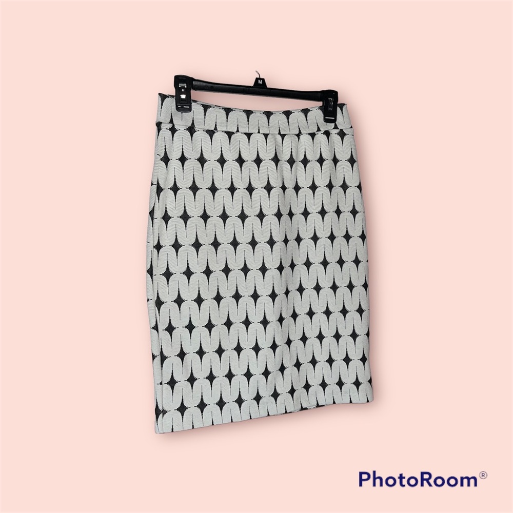 Renee C Leena Printed White and Black Pencil skirt. Size Medium Petite